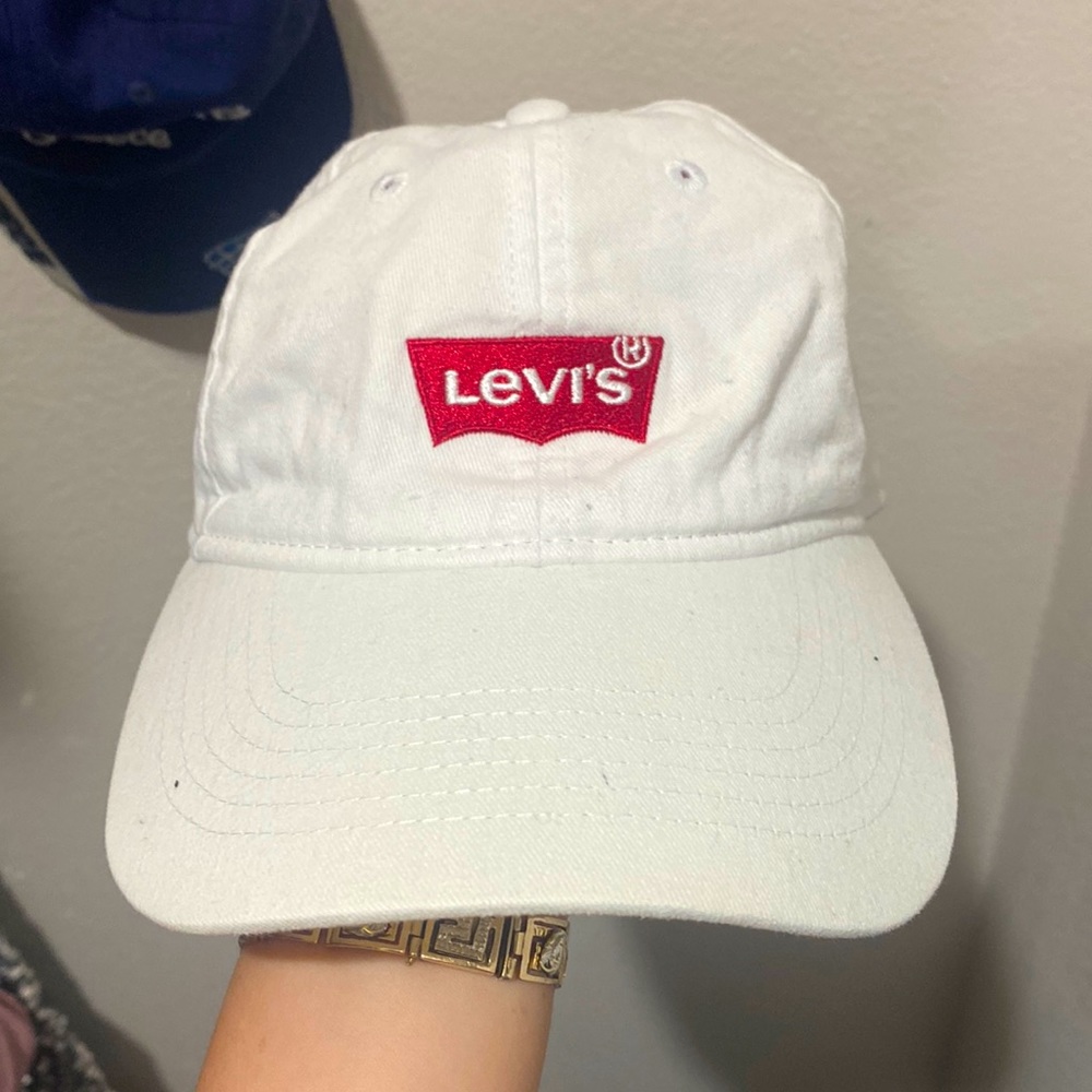 white levi’s hat